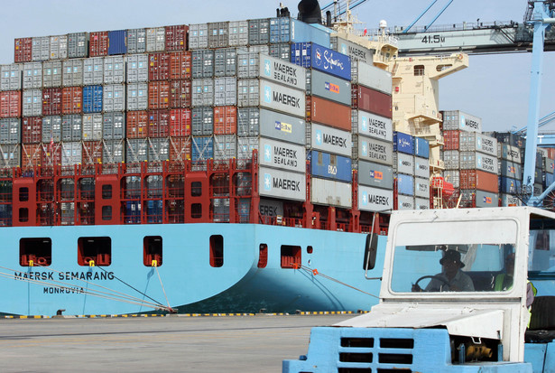 Kontenerowiec armatora Maersk Line dokuje w jednym z portów Malezji. Fot. Bloomberg