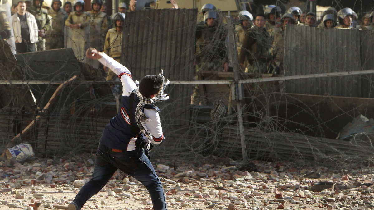 Sekretarz stanu USA Hillary Clinton zaapelowała wczoraj o położenie kresu aktom przemocy w Egipcie, gdzie po trzech dniach starć między demonstrantami i policją co najmniej 10 osób poniosło śmierć a prawie 500 zostało rannych.