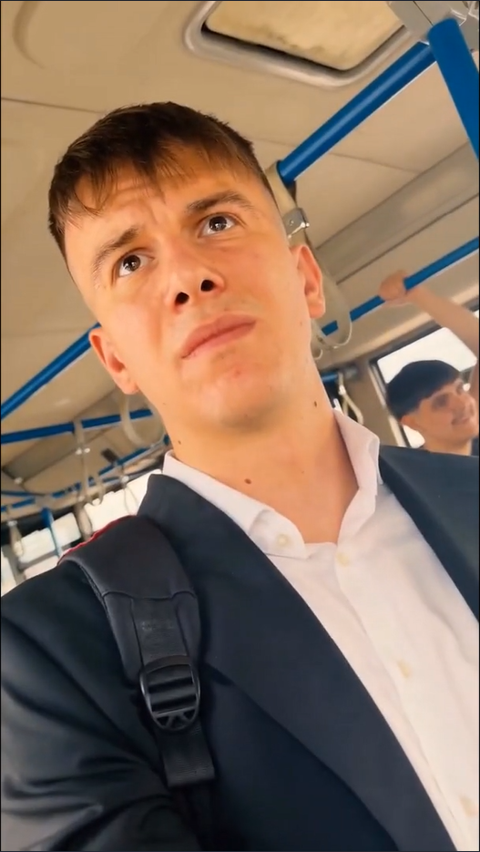 Influencer Oskar Barami na summite NATO v Ankare v Turecku. 