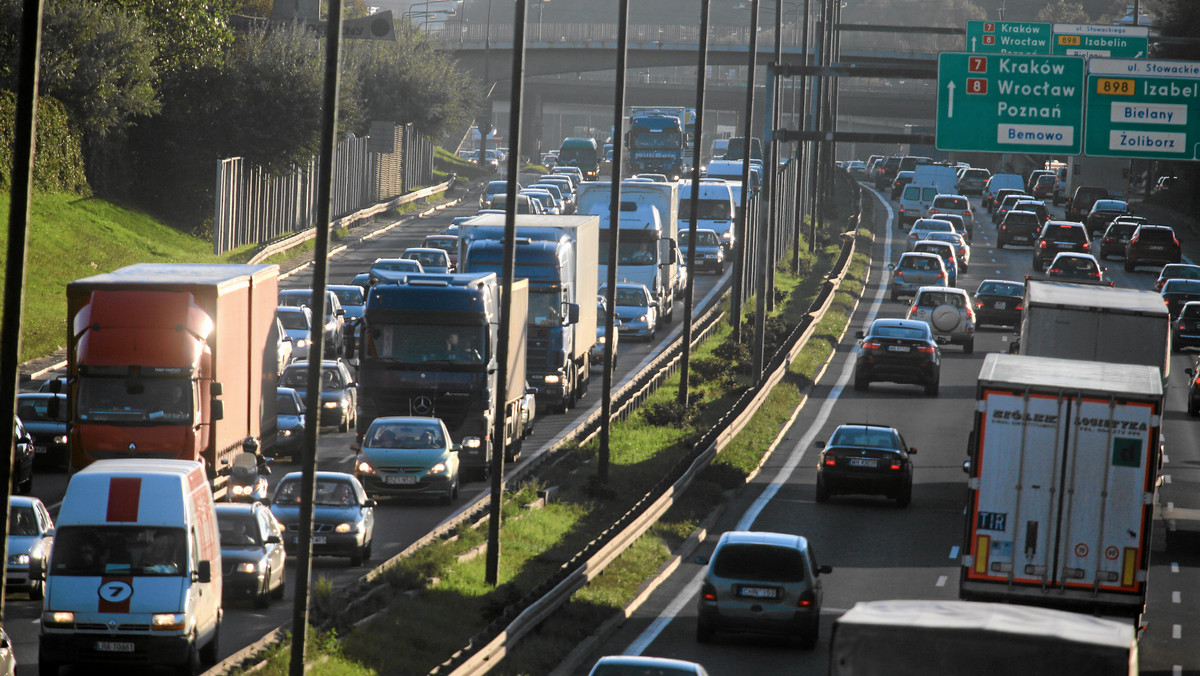 To będzie koszmar dla kierowców jeżdżących Trasą Armii Krajowej. Do remontu idzie jej odcinek od Modlińskiej do Powązkowskiej, wraz z mostem Grota-Roweckiego. Przebudowa ruszy w piątek i potrwa dwa lata. Most będzie przejezdny, ale zwężony o połowę. Podpowiadamy, gdzie i kiedy będą wprowadzane kolejne utrudnienia.