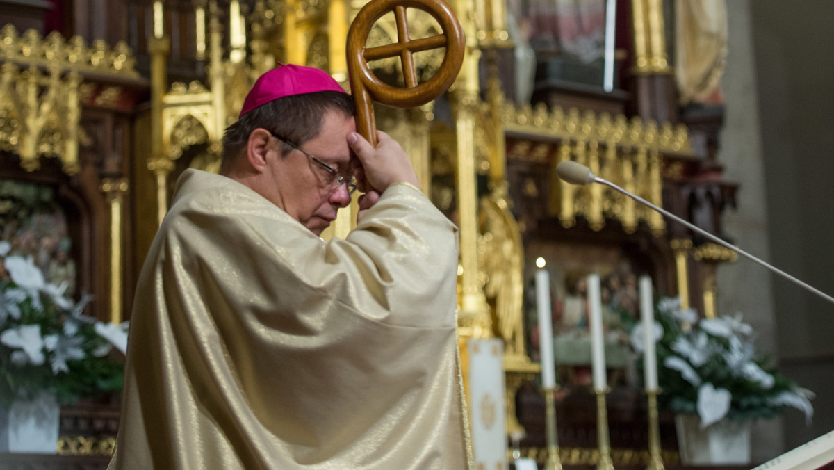 Tysiące łodzian przeszło ul. Piotrkowską, biorąc udział w Festynie Trzech Króli z okazji obchodzonego w sobotę święta Objawienia Pańskiego. Do odkrywania Boga poprzez Słowo Boże, a nie własne wyobrażenia wzywał wiernych na mszy inaugurującej obchody metropolita łódzki Grzegorz Ryś.