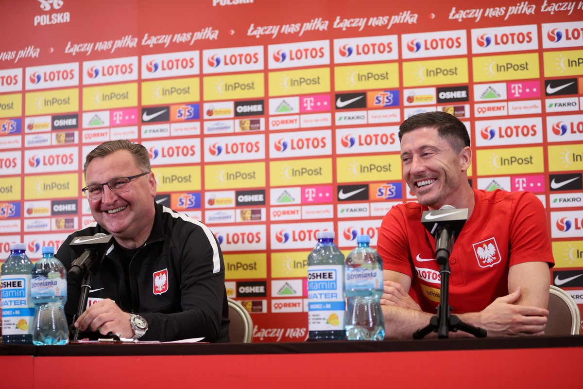 Trener reprezentacji Polski Czesław Michniewicz (L) i kapitan reprezentacji Robert Lewandowski