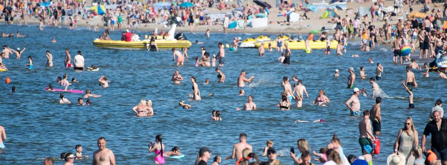 Wakacje. Turyści na plaży w Stegnie