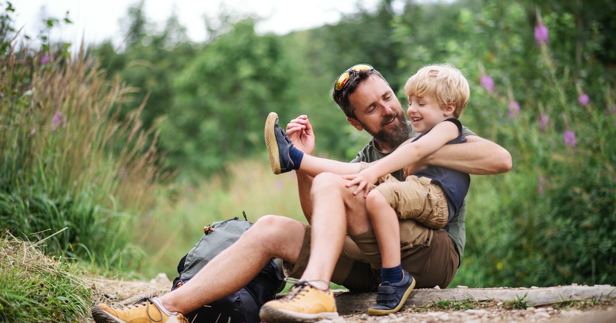 Tęczowy znak nieskończoności. Jak mówić dziecku o neuroróżnorodności