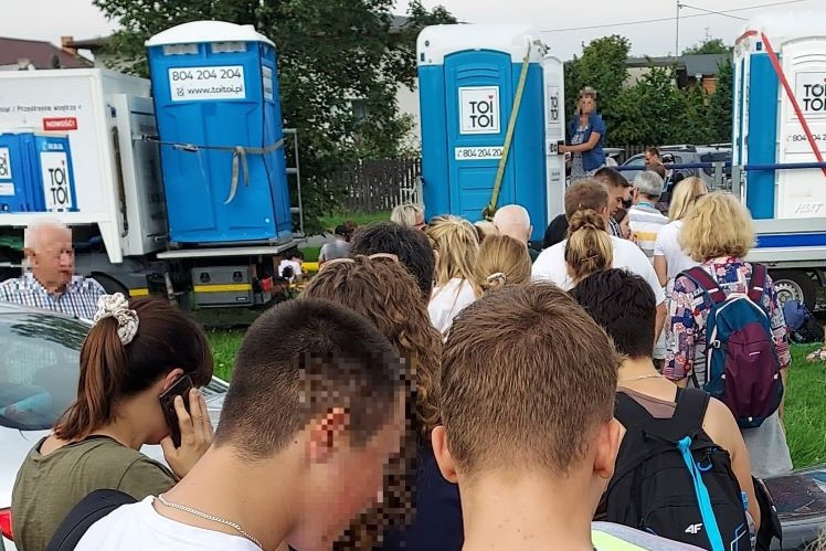 Kolejki do toalet na postoju w Łaskowicach