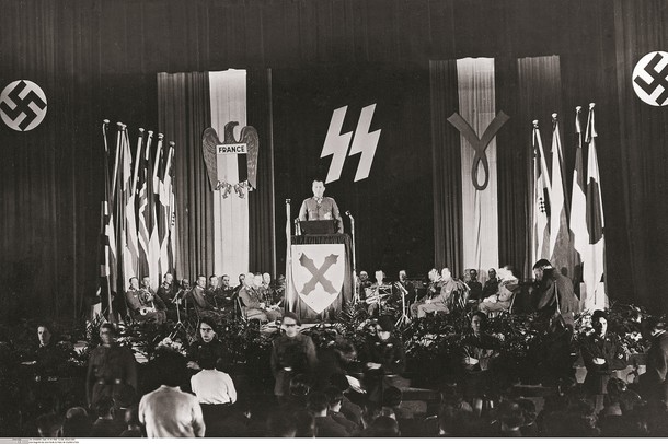 Léon Degrelle przemawia w Palais de Chaillot, Paryż, 1942 r.