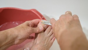 Kod starijih osoba nokti na nogama često postaju deblji, tvrđi i teži za održavanje