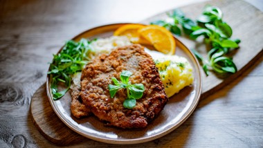 idealne schabowe z mizerią i pieczonymi ziemniakami