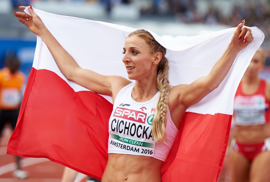 Angelika Cichocka cieszy się ze zdobycia złotego medalu w biegu na 1500 m, w trakcie ostatniego dnia lekkoatletycznych Mistrzostw Europy w Amsterdamie