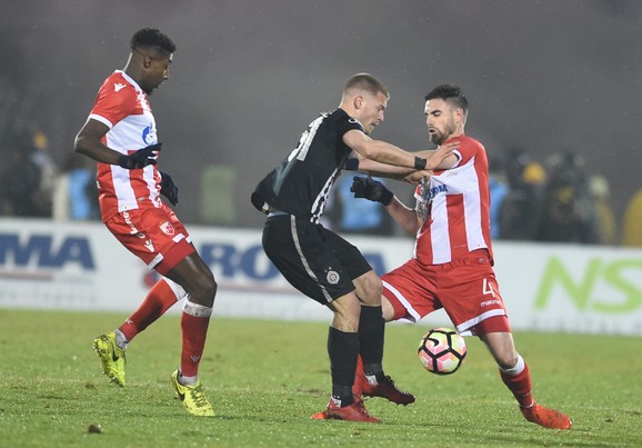 Donald i Le Talek (Zvezda) u duelu sa Ožegovićem (Partizan)