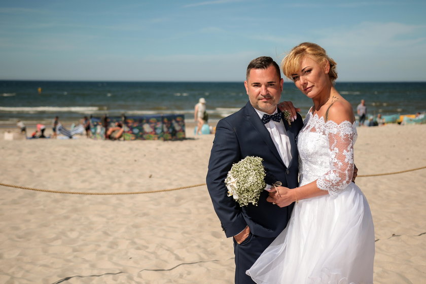 Kamila i Patryk z Lęborka pobrali się na plaży w Łebie