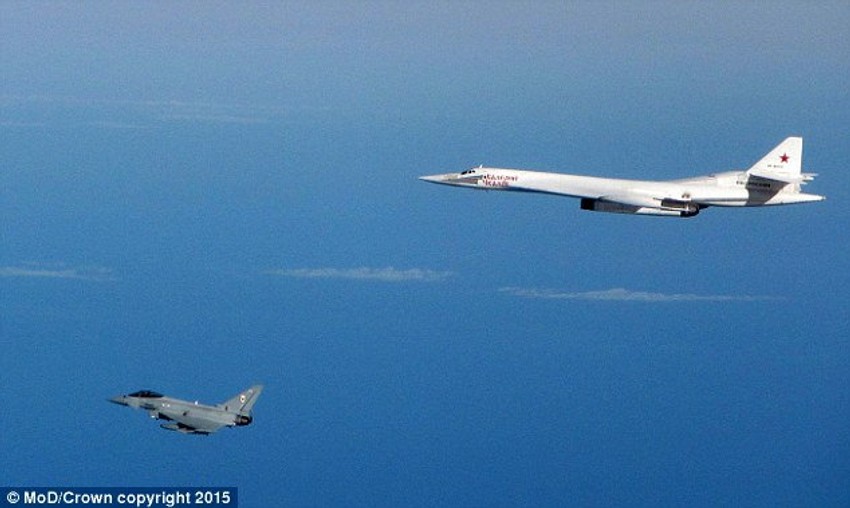 Britanski "tajfun" presreće ruskog bombardera (FOTO: Ministarstvo odbrane Velike Britanije)