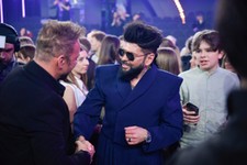 Krzysztof Rutkowski w nowej fryzurze obsypuje żonę diamentami