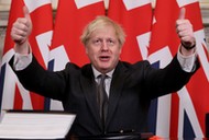 Premier Boris Johnson podpisujący pobrexitową umowę handlową z UE. 30 grudnia 2020 r.