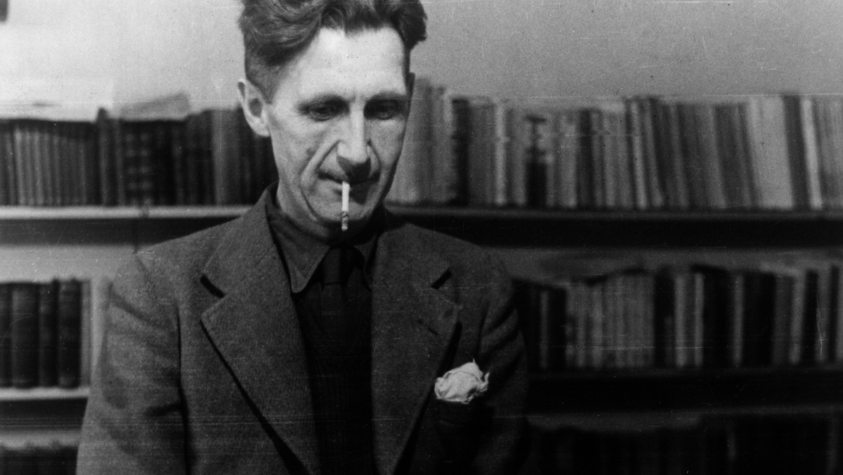 George Orwell w swoim gabinecie. Obok pierwsze wydanie „Folwarku zwierzęcego z 17 sierpnia 1945 r.