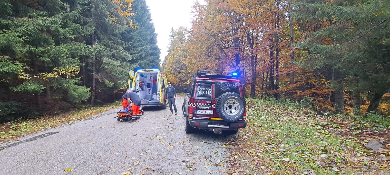 Pád zo schodov ohrozil život staršieho muža.