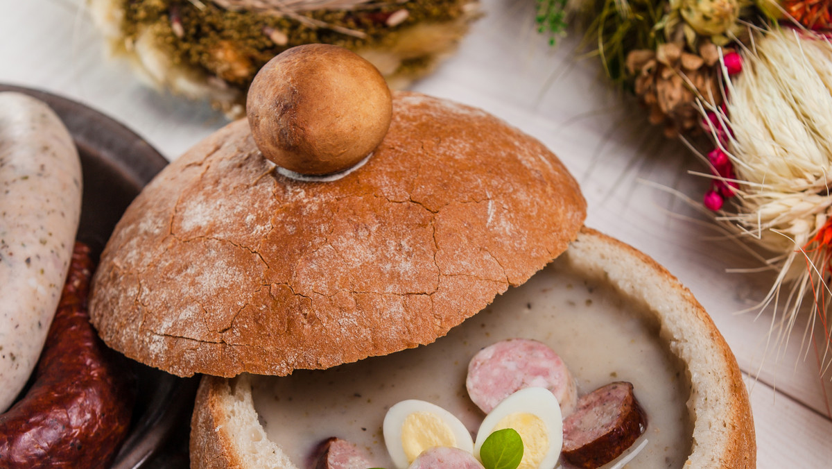 Żurek, obok pisanek, babki i białej kiełbasy, to nieodłączny element wielkanocnego śniadania. Jego obecność w świątecznym menu jest mocno związana z polską tradycją.