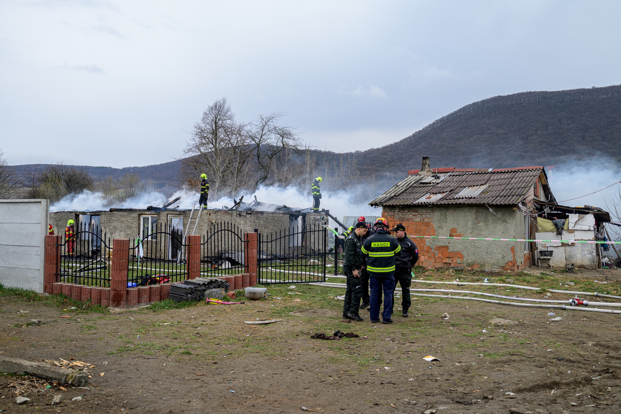 Hasiči zasahujú po požiari obydlí v osade pri Mirkovciach. 