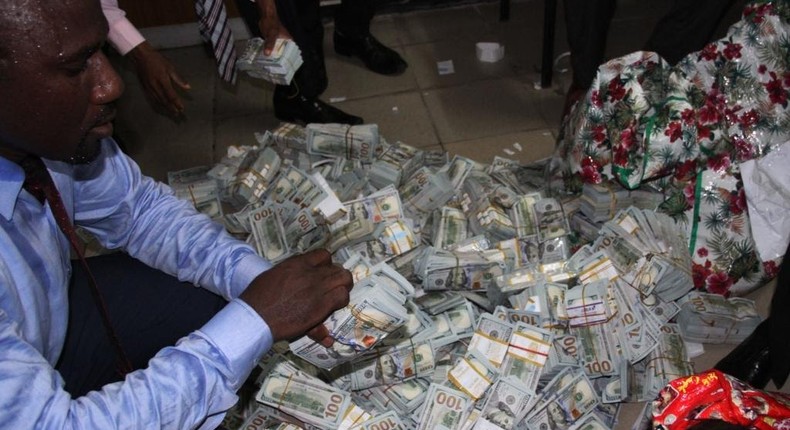 EFCC official sweats it out while counting cash hid in an Ikoyi apartment