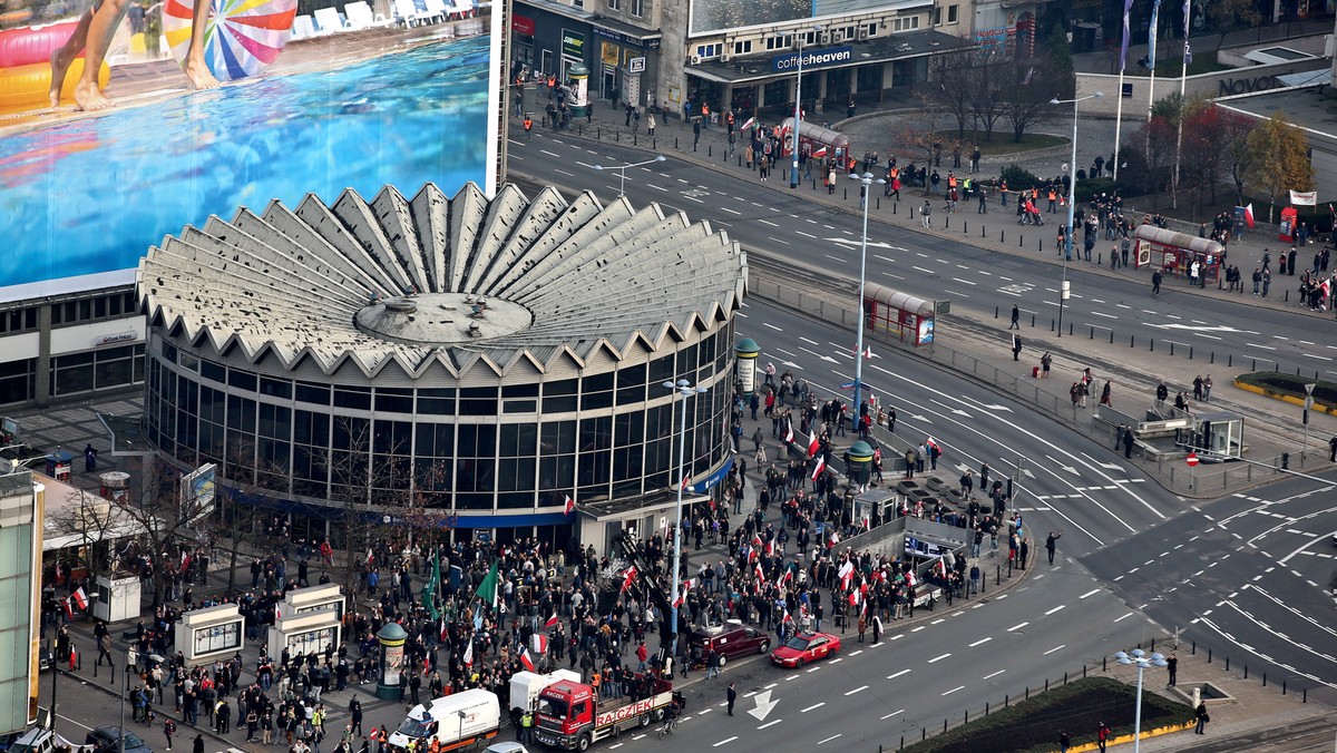 Zanim jeszcze ruszyły Marsze Prezydencki i Niepodległości, w Warszawie już doszło do pierwszych zatrzymań. Do godz. 15 do stołecznych jednostek policji zostało doprowadzonych około 60 osób. To młodzi mężczyźni, którzy mieli przy sobie materiały pirotechniczne i kominiarki.