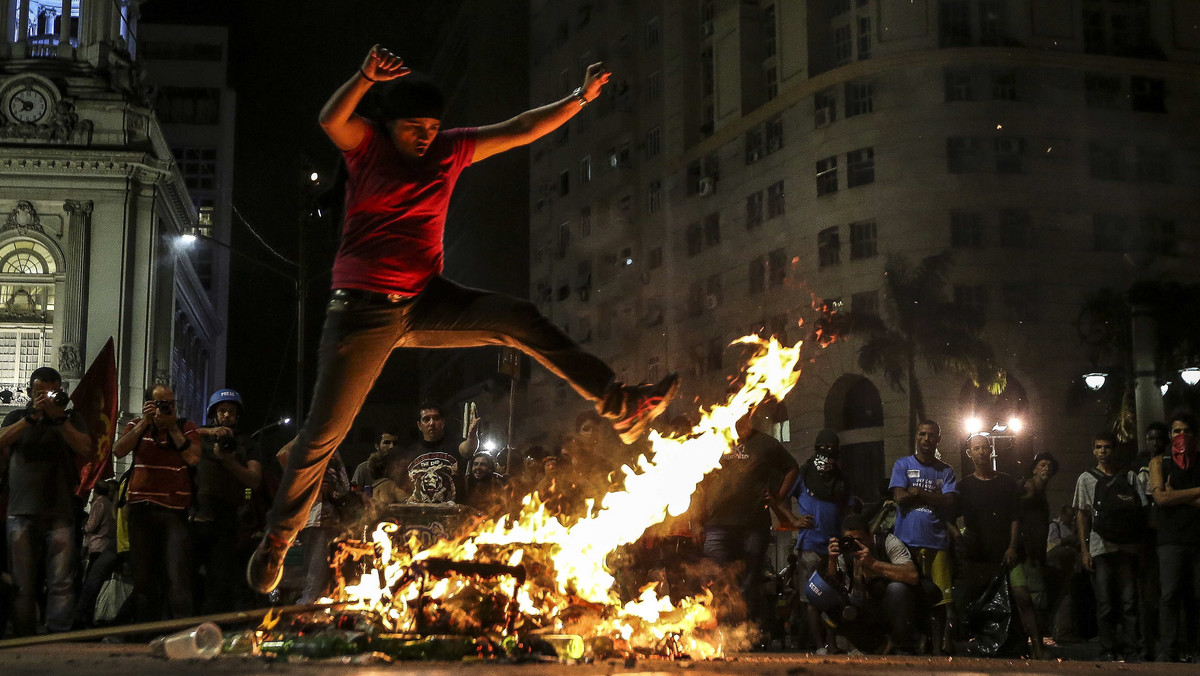 Dziesiątki tysięcy Brazylijczyków wyległo na ulice Rio de Janeiro, Sao Paulo i innych miast aby zaprotestować przeciwko posunięciom oszczędnościowym rządu. Związki zawodowe przygotowują się do strajku generalnego przewidzianego na koniec kwietnia.