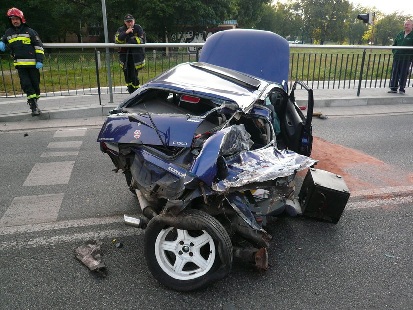 Kierowca mitsubishi uderzył w autobus MPK w Łodzi na ulicy Niższej. Dachował. Cudem przeżył