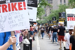 Manifestacja aktorów i scenarzystów na nowojorskim Times Square