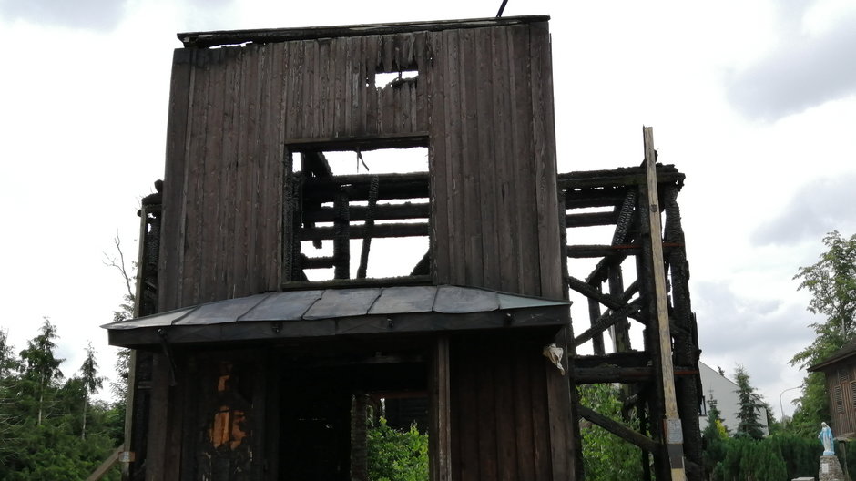 Zgliszcza spalonego kościoła w Mileszkach