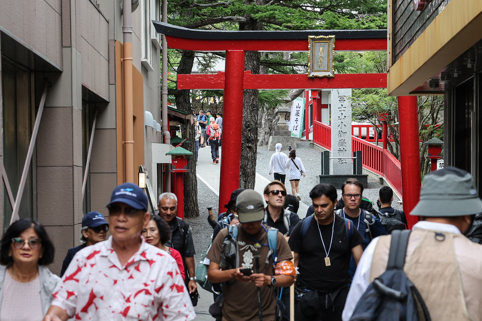 "Fudżi krzyczy". Najazd Turystów na świętą górę Japonii