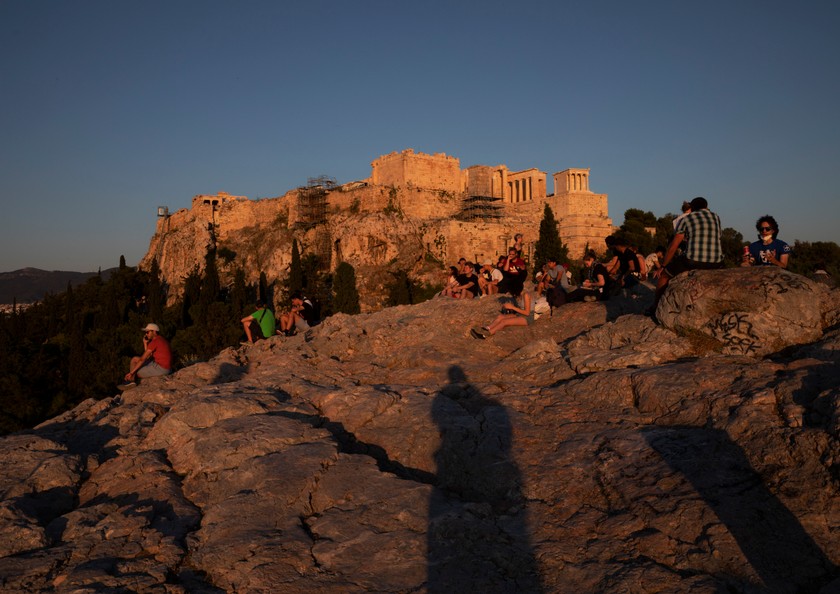 Hotspot: Jeden Abend geniessen Scharen den Sonnenuntergang auf den Felsen des Hügels Areopag. 