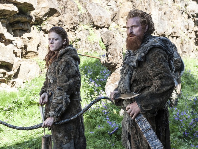 Rose Leslie jako Ygritte i Kristofer Hivju jako Tormund Zabójca Olbrzyma
