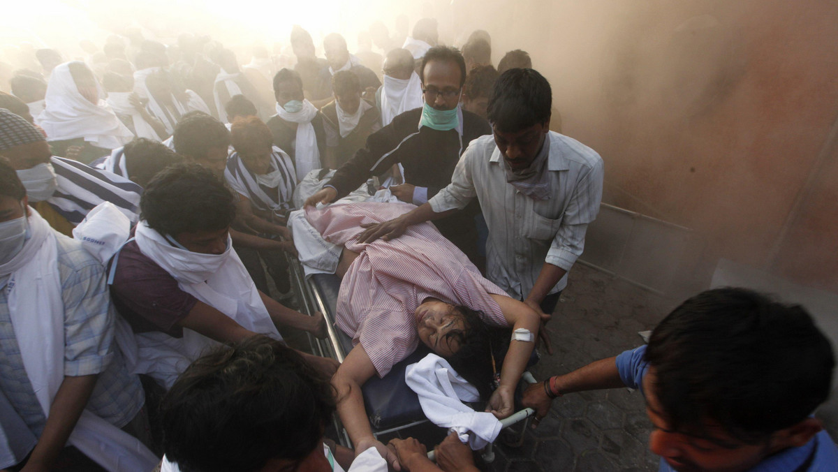 Do 89 wzrosła liczba zabitych w dzisiejszym pożarze szpitala w Kalkucie na wschodzie Indii - podała policja. Większość ofiar to pacjenci. Nie wiadomo, czy w budynku przebywają jeszcze ludzie. Wcześniej informowano o 76 ofiarach śmiertelnych.