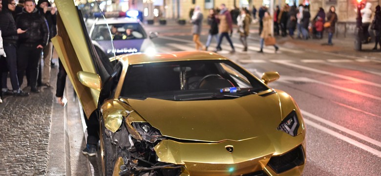 Złote lamborghini właściciela klubów Cocomo rozbite w Warszawie. "Kierowca nic sobie z tego wypadku nie robił" [ZDJĘCIA]