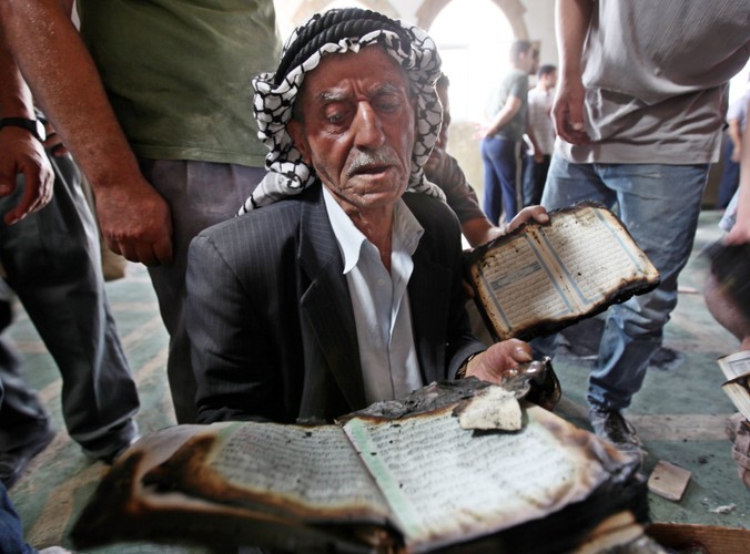 W ruinach spalonego przez żydowskich osadników meczetu na Zachodnim Brzegu ocalały jedynie skrawki Koranu