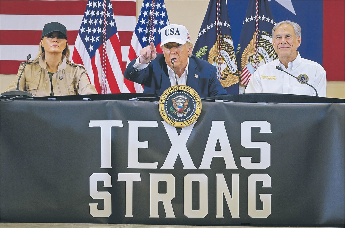 Prezydent Donald Trump przemawia w Kerrville w Teksasie. Obok pierwsza dama Melania Trump i gubernator Greg Abbott