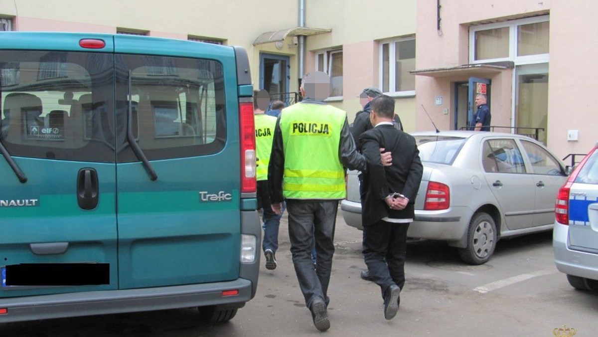 Aż trudno uwierzyć, że w XXI wieku zdarzają się takie rzeczy. Policjanci rozbili grupę przestępczą, zajmującą się handlem ludźmi. Jej członkowie "sprzedawali" obywateli Wietnamu za granicę, gdzie mieli trafić do przymusowej pracy. Zatrzymanych zostało sześć osób. Sprawa jest rozwojowa.