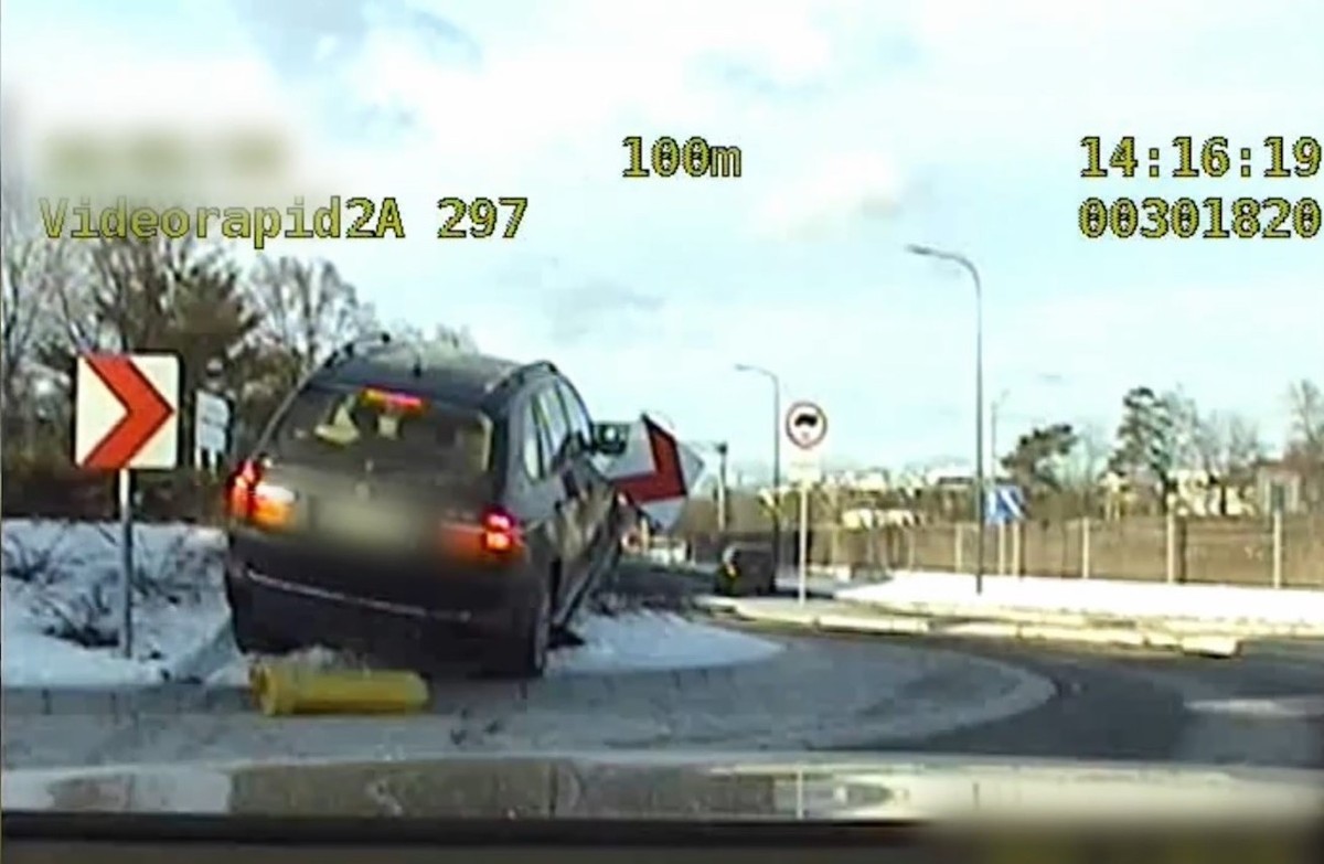 Pijany kierowca BMW wjechał na wysepkę ronda