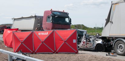 Tragedia pod Bydgoszczą. Zmiażdżone auto między ciężarówkami. Cztery osoby nie żyją