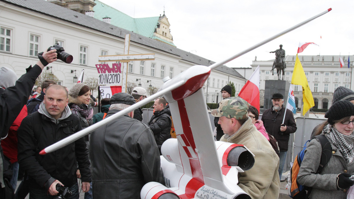 Przed Pałacem Prezydenckim doszło do incydentu. Politycy Prawa i Sprawiedliwości próbowali się dostać za barierki. Wśród nich byli m.in. Beata Kempa, Joachim Brudziński i Zbigniew Girzyński. Doszło do szarpaniny z policją. Rzecznik PiS Adam Hofman napisał w specjalnym oświadczeniu, że zostały poturbowane dwie posłanki.