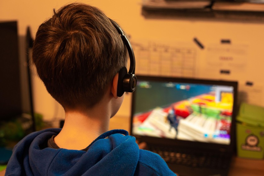 Kriminalci često započinju proces vrbovanja tako što se pridruže grupnom ćaskanju u video-igrama za više igrača