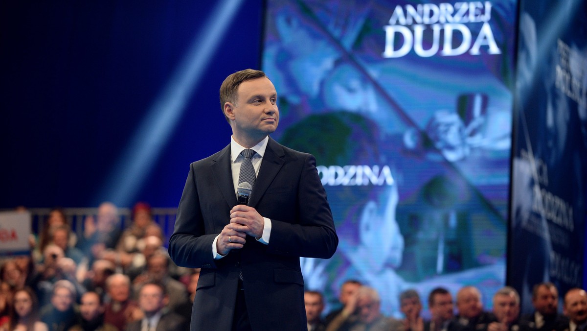 Kandydat PiS na prezydenta Andrzej Duda zarzucił prezydentowi Bronisławowi Komorowskiemu, że nie prowadzi dialogu z Polakami. Jak dodał, ze zdumieniem przyjął zarzuty prezydenckiej kancelarii o plagiat programu Komorowskiego.