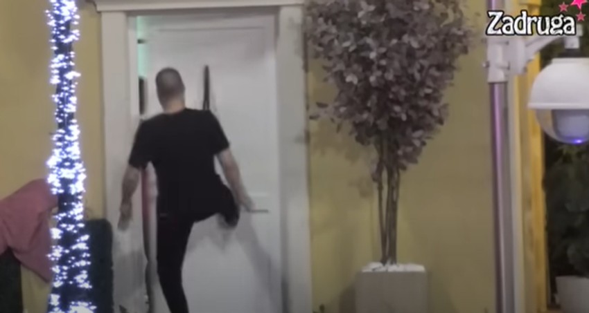 Zvezdan nogom razvaljuje vrata od WC-a