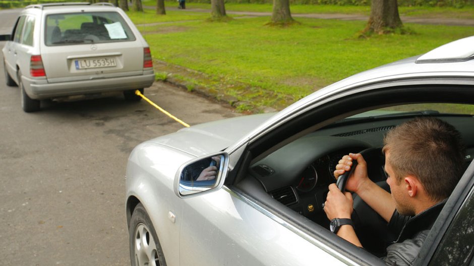 Jak holować auto i go nie zniszczyć ani nie dostać mandatu?