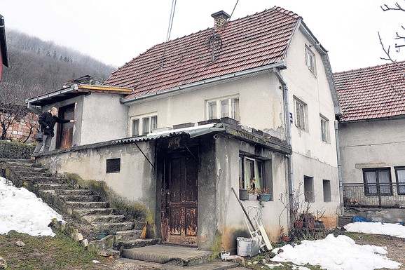 Trojica dečaka sa majkom žive u oronuloj kući