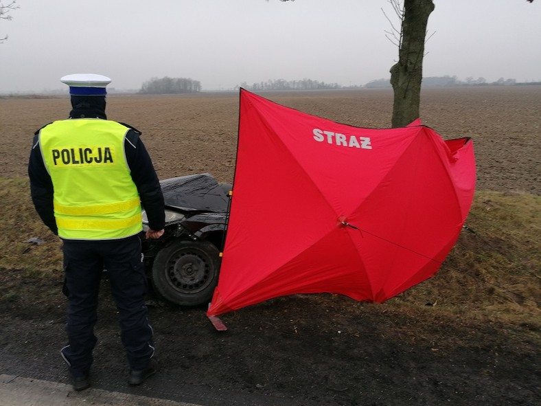 Gulczewo: Wypadek śmiertelny na DK15. Zginęły dwie osoby podróżujące samochodem osobowym