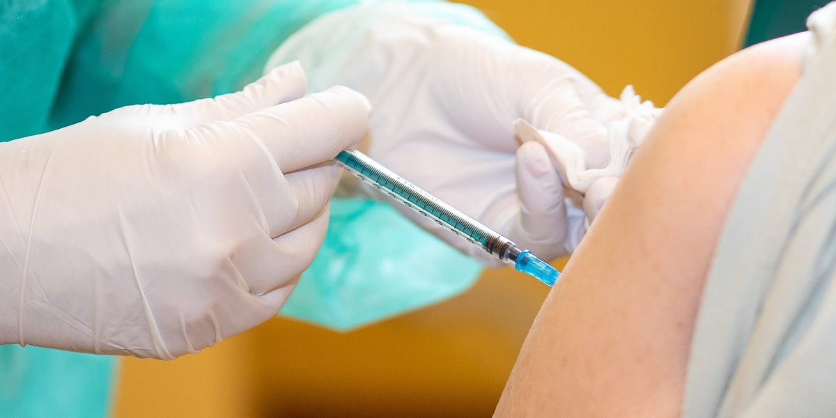 Mniejsze dostawy AstraZeneci zagrażają drugiej turze szczepień tą szczepionką. 