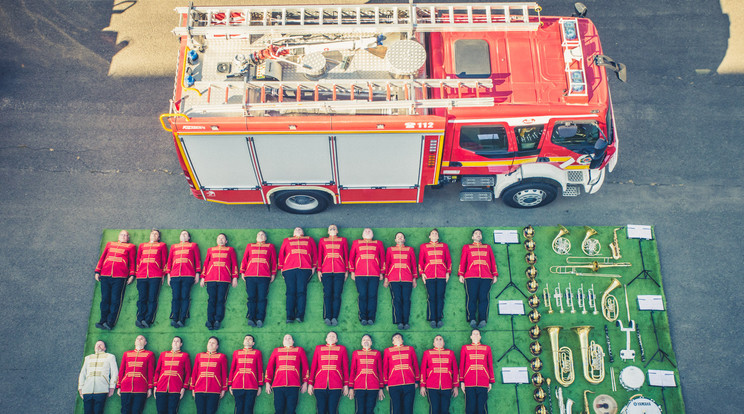 A tetris challenge-ben mindenki megmutatja, milyen felszereléssel dolgozik, a tűzoltózenekar rézfúvósokkal és dobbal / Fotó : Katasztrófavédelem