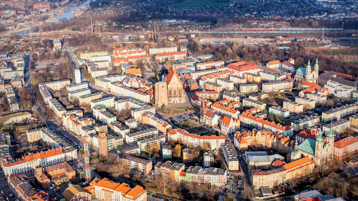 Andrzej Kruczkiewicz z PiS został nowym starostą powiatu nyskiego. Poparli go radni z komitetu burmistrza Nysy Kordiana Kolbiarza i stowarzyszenia Forum Samorządowe, choć przed wyborami zobowiązali się do współpracy z rządzącą od 12 lat koalicją PO-PSL-SLD.