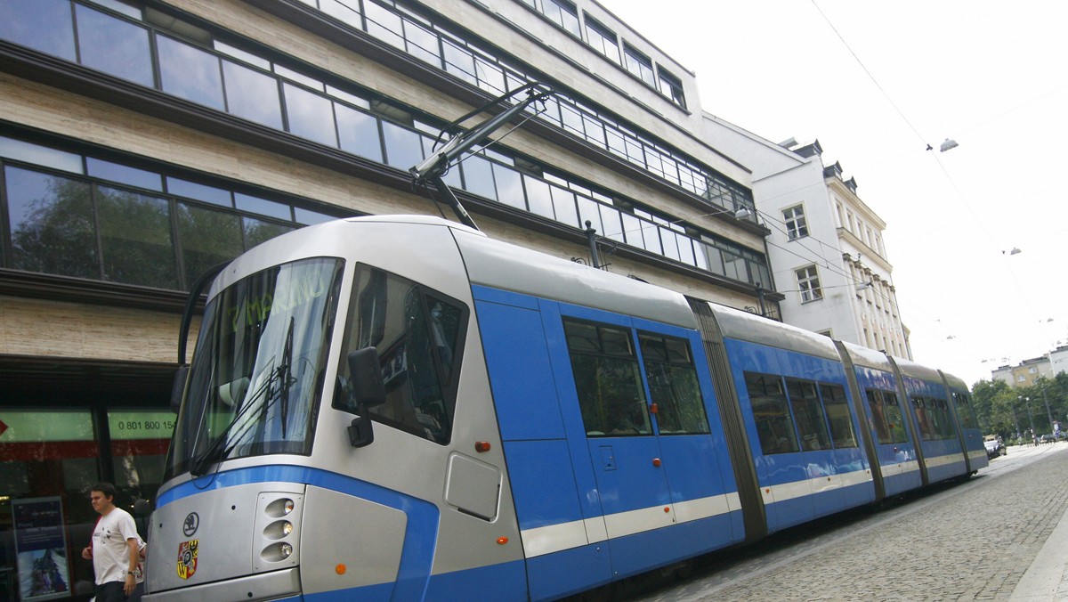 Podwójny przystanek tramwajowy w centrum miasta zmieni całkowicie obraz ruchu na ul. Piłsudskiego. Kierowcy, lepiej uważajcie na zmiany.