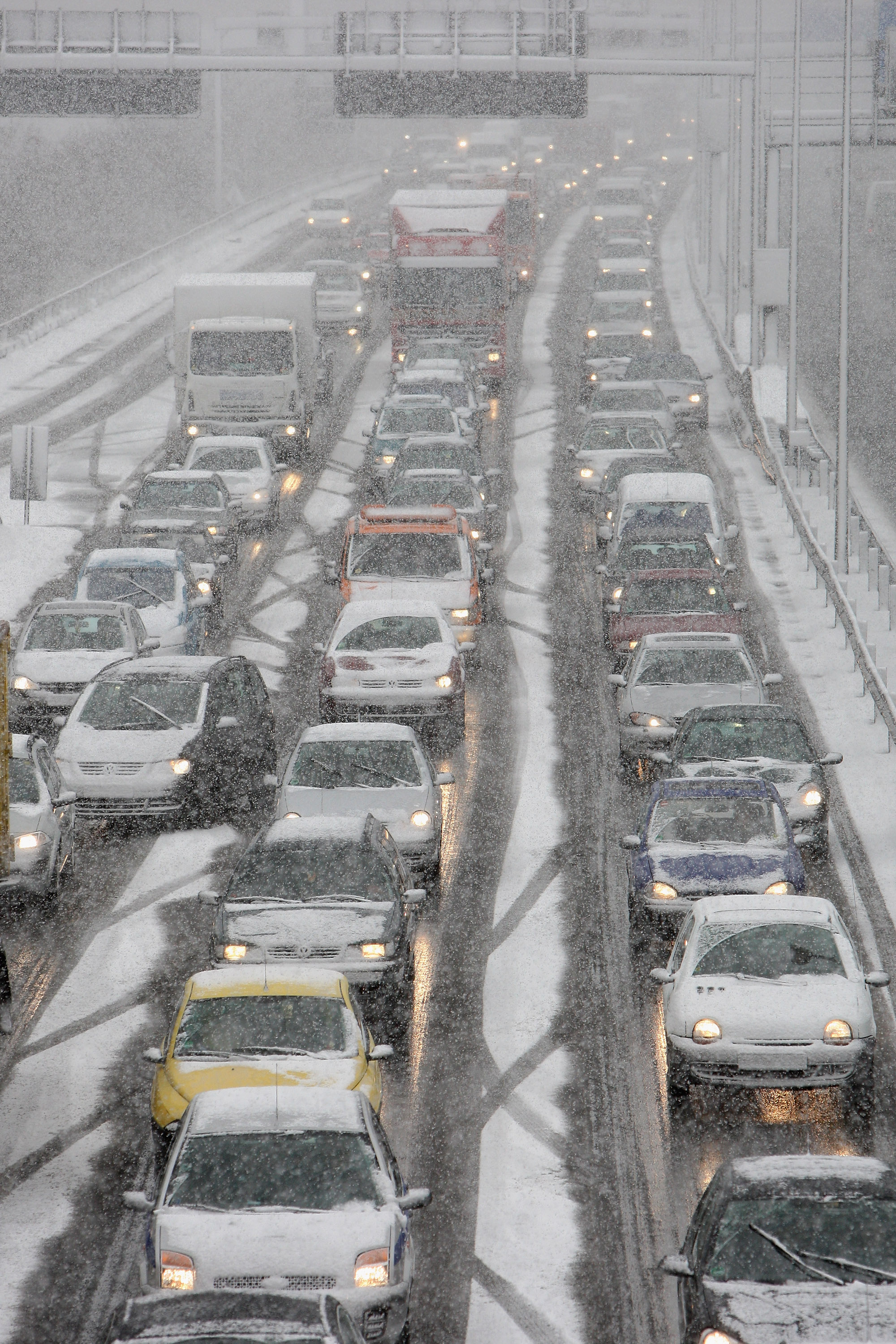 Ein Toter bei Glatteis-Chaos - Schulen geschlossen, Bahnverkehr lahm in Deutschland